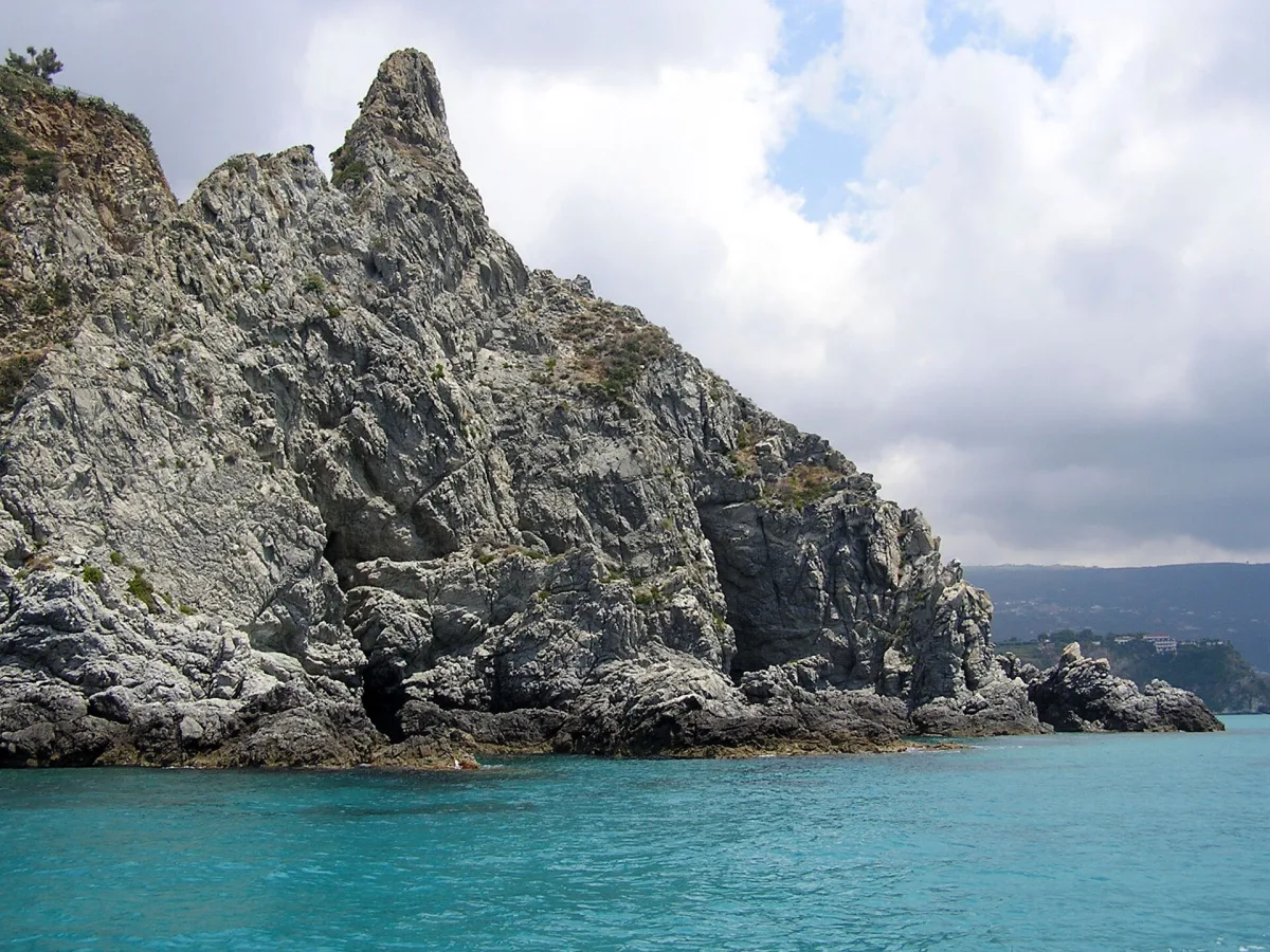 Grotte di Capovaticano in barca: guida alle tappe più belle